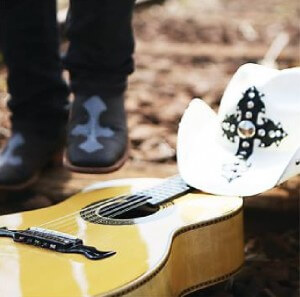 Depois de ter estreado, na semana passada, sua página oficial no Facebook, João Carreiro declamou o poema “O Amor Não Morre”, com o som do violão ao fundo. Tudo foi feito sem muito alarde, no estilo que o sertanejo se ...