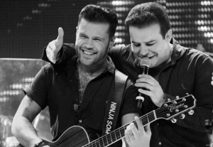 Com oito anos de carreira como dupla, Marcos e Belutti viram seu mundo virar de cabeça para baixo com o sucesso estrondoso de “Domingo de Manhã”. A canção, que integra o álbum “Acústico”, foi a música mais tocada nas rádios ...