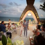 Thaeme Mariôto (Thaeme e Thiago) e o empresário Fábio Elias, subiram ao altar ontem (22), em Cancún, no México. A cerimônia ...