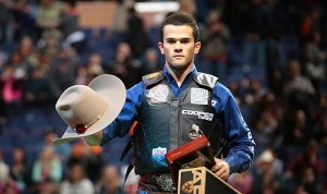 Após conquistar 89,25 pontos a bordo do touro Who Dey, Kaique Pacheco consagrou-se campeão da etapa de St. Louis, WA. ...