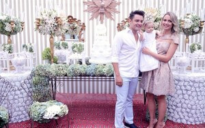 O sertanejo Fernando Zor, parceiro de Sorocaba, comemorou o batizado da filha Alice, no último final de semana. Ao lado ...