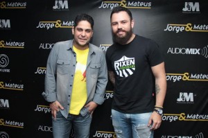 Depois de anunciarem que iriam lançar o seu novo trabalho, “Os Anjos Cantam”,  no “Domingão do Faustão” e acabarem cancelando de última hora, a dupla Jorge e Mateus lançou o lyric vídeo da música que da título ao novo CD, que ...