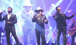 Na última sexta-feira (20), a dupla Zezé Di Camargo e Luciano fizeram um super show em Uberlândia (MG). A noite ...