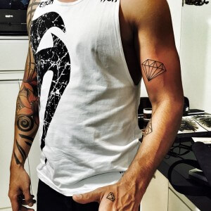 O cantor Gusttavo Lima surpreendeu seus fãs na tarde de ontem, dia 29, ao publicar em suas redes sociais que havia acabado de fazer mais duas novas tatuagens. Dessa vez, ele escolheu a mão e o braço esquerdo para desenhar dois diamantes. ...