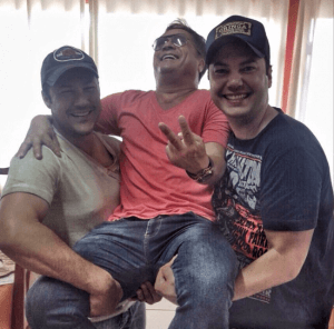 Na tarde de ontem, dia 20, a dupla sertaneja João Bosco e Vinícius se encontrou com o cantor Leonardo saguão de um hotel na cidade de Figueira, interior do Paraná. Os amigos não perderam tempo e em tom de brincadeira ...