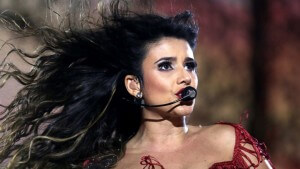 Paula Fernandes se apresenta com vestido super decotado em Extrema (MG) Em seus shows, Paula Fernandes sempre gosta de ousar ...