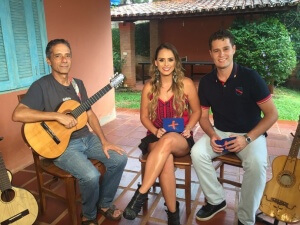 Pedro Leonardo e Aline Lima conversam com o músico que adora contar histórias com a viola e já produziu trilhas para novelas e minisséries