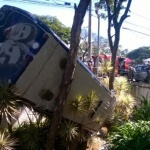 Ônibus de dupla sertaneja capota na avenida Antônio Carlos