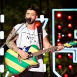 Cantor se apresenta  no país pela sétima vez e completa sua décima tour internacional
