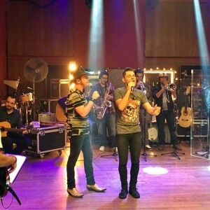 DVD Sertanejo Na Cena A dupla Léo e Júnior, interprete dos sucessos ‘Ô Lá em Casa’, ‘Imploro’ e ‘Tira a Sofrência’, é uma das grandes atrações da gravação do DVD Sertanejo Na Cena, projeto coordenado pela Universal Music. A filmagem ...