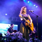 Cantora encanta público paraguaio com músicas inéditas e sucessos da carreira!