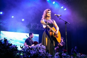 Cantora encanta público paraguaio com músicas inéditas e sucessos da carreira!