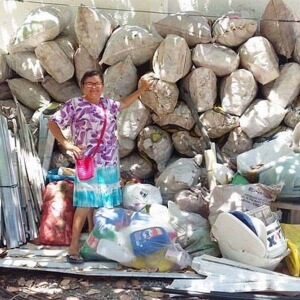 Mãe junta 300 kg de latinhas e realiza sonho de filho estudar na Europa