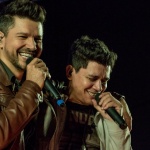 A dupla apresenta um show diferente, repleto de emoções, acompanhado de estrelas da música sertaneja