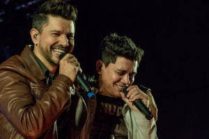 A dupla apresenta um show diferente, repleto de emoções, acompanhado de estrelas da música sertaneja