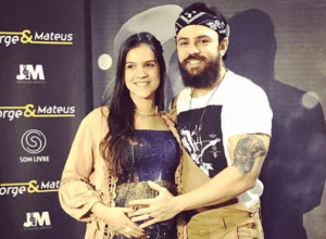 Nasce o primeiro filho do cantor Mateus com sua esposa Marcella! A noite da última terça-feira (29) foi especial para o cantor Mateus (da dupla com Jorge) e sua mulher Marcella. Isso porque veio ao mundo o primeiro filho do casal, o ...