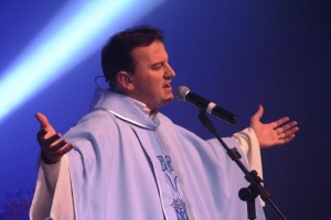 Padre Ezequiel, da Diocese de Caxias do Sul (RS), acaba de lançar o Hino aos 300 anos de Aparecida. Um dos ...