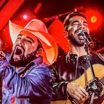 Depois do sucesso de lançamento da nova música de trabalho “Cê Gosta” na internet, os sertanejos Léo e Raphael lançam a moda hoje (23), ...