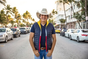 Seguindo as comemorações de 30 anos de carreira, o “Cowboy Vagabundo”, lança sua nova música de trabalho: Zé Cuervo – Juliano Cezar O cantor sertanejo Juliano Cezar, conhecido como “Cowboy Vagabundo” , que está comemorando 30 anos de carreira,promete muitas novidades para ...